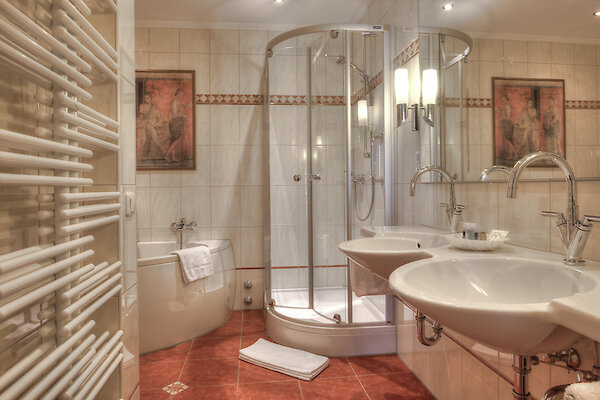 Badezimmer in der Wintergartensuite des Hotels Hochriegel im Bayerischen Wald